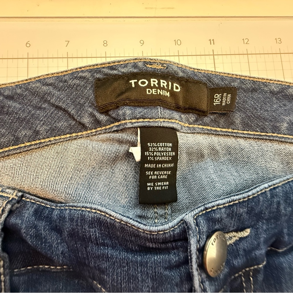 torrid Women's Skinny Jeans in Dark Indigo Wash - Picture 2 of 5